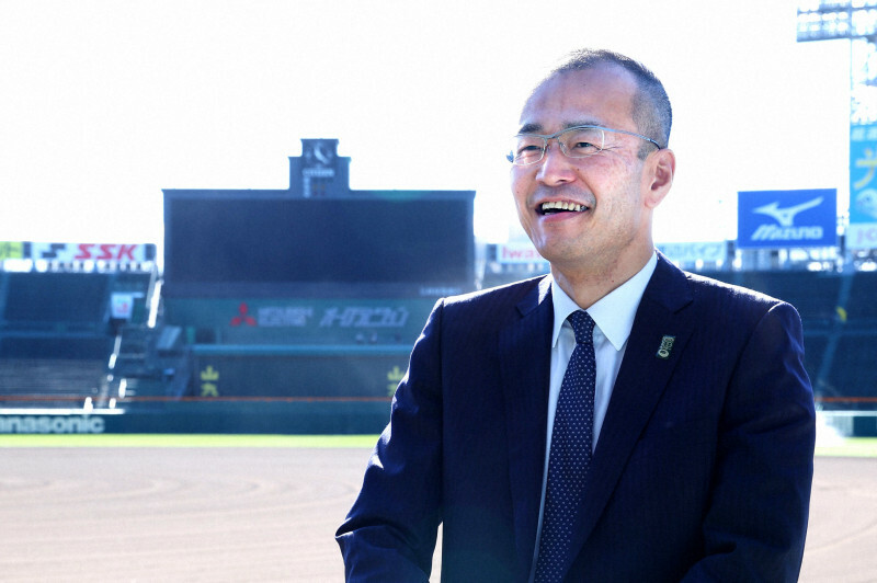 阪神甲子園球場のグラウンドで笑顔を見せる向井格郎球場長＝兵庫県西宮市で2023年12月21日、梅田麻衣子撮影