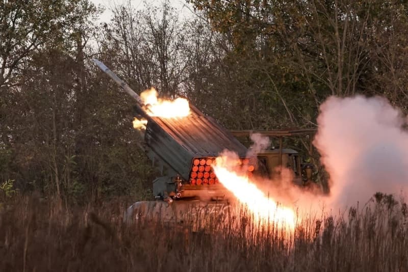 ウクライナ南部ヘルソン州のロシア実効支配地域で、ウクライナ側を攻撃するロシア軍＝２０２３年１１月（タス＝共同）