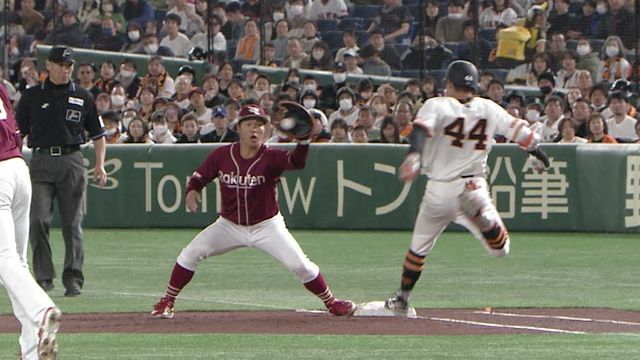 内野安打で出塁の巨人・佐々木俊輔選手（画像:日テレジータス）