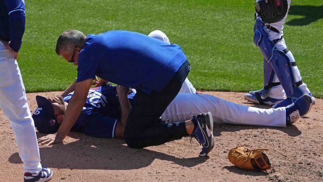 マウンドで倒れ込むドジャース・トライネン投手（写真：USA TODAY Sports/ロイター/アフロ）