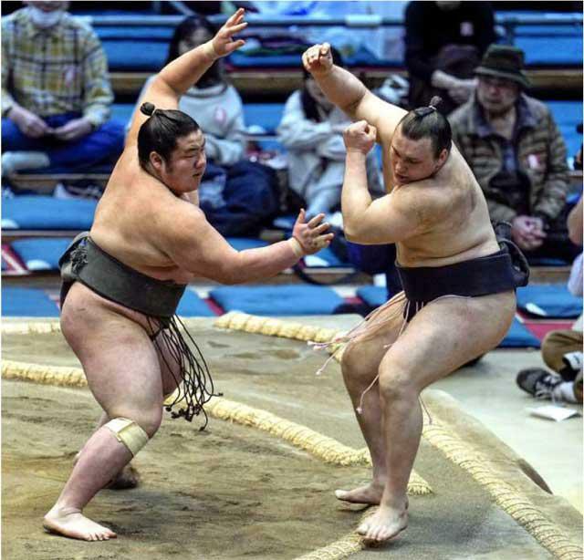 長村（左）が突き出しで安青錦を破り、三段目優勝を決める＝エディオンアリーナ大阪