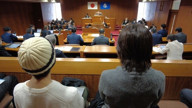 香川・綾川町議会を傍聴する「ぼそぼその会」のメンバー　19日