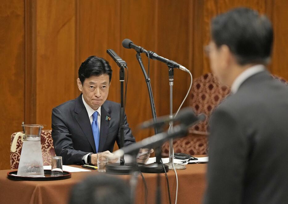 自民党派閥の政治資金パーティー裏金事件を受けた衆院政治倫理審査会で質問を聞く西村前経産相＝1日午前