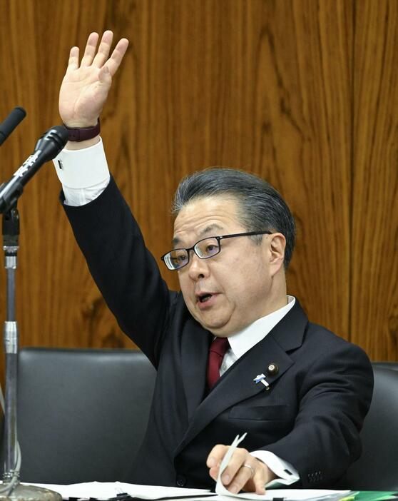 自民党派閥の政治資金パーティー裏金事件を受けた参院の政治倫理審査会で挙手する世耕前参院幹事長＝14日午前