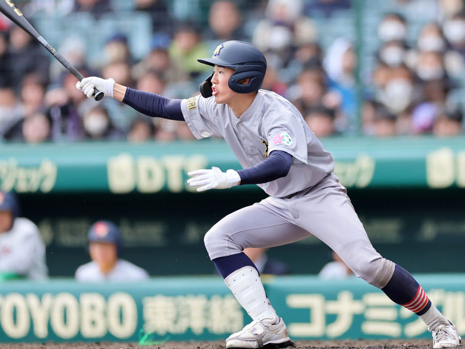 【京都国際―青森山田】五回裏青森山田１死二塁、佐藤隆が右前適時打を放つ＝阪神甲子園球場で２０２４年３月２１日、吉田航太撮影