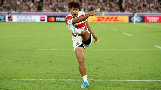 2019年Ｗ杯スコットランド戦キックで蹴り出す山中亮平選手（写真：アフロ）