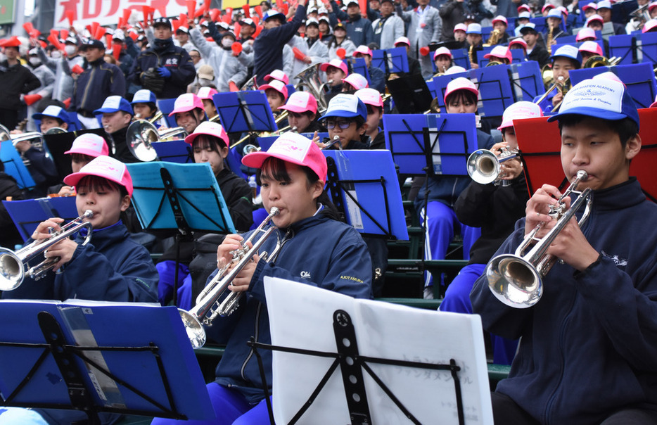 アルプススタンドで演奏する、日本航空石川、日本航空、近江の３校による合同バンド＝兵庫県西宮市の阪神甲子園球場で、野原寛史撮影