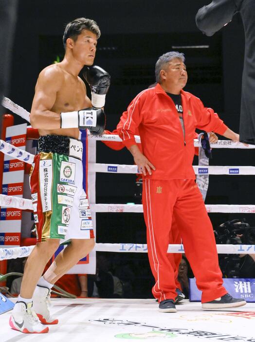 試合に臨む亀田和毅。右は父の史郎さん＝名古屋国際会議場