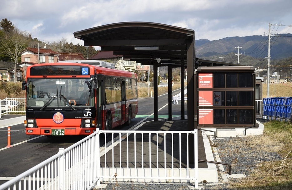 鉄道に代わり運行されているバス高速輸送システム（BRT）＝2016年1月、宮城県気仙沼市