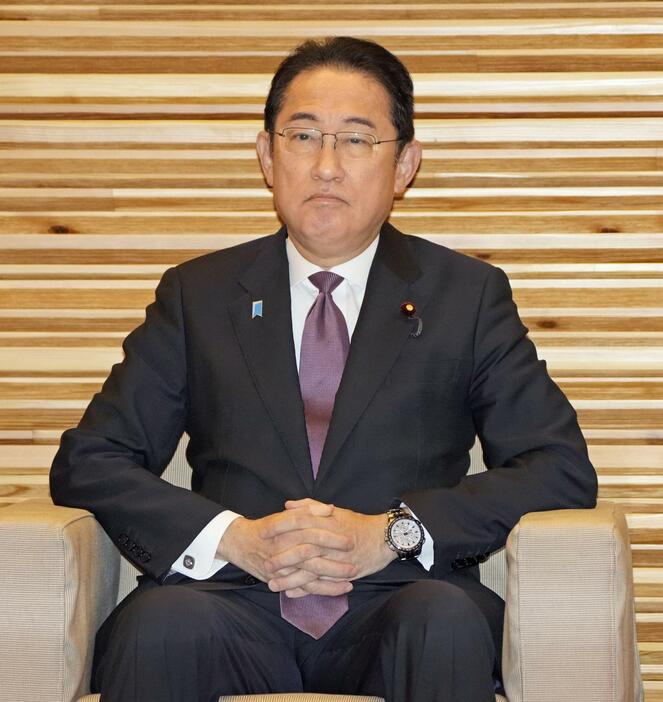 閣議に臨む岸田首相＝1日午前、首相官邸