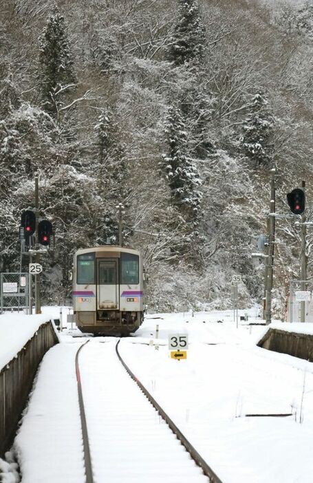 無人のまま備後落合駅を出発したＪＲ芸備線の列車＝２０２４年１月