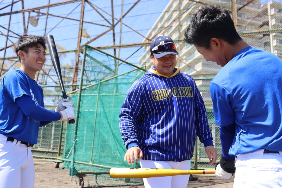 試合前には選手たちに右肩を触らせるというコーチの塚越爽太さん（中央）＝兵庫県西宮市で２０２４年３月２９日、林帆南撮影