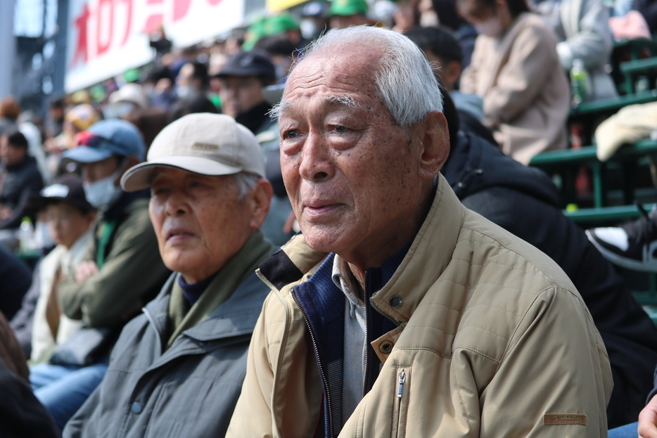 スタンドから観戦する加藤隆生さん（右）＝兵庫県西宮市の阪神甲子園球場で２０２４年３月２１日、原諒馬撮影