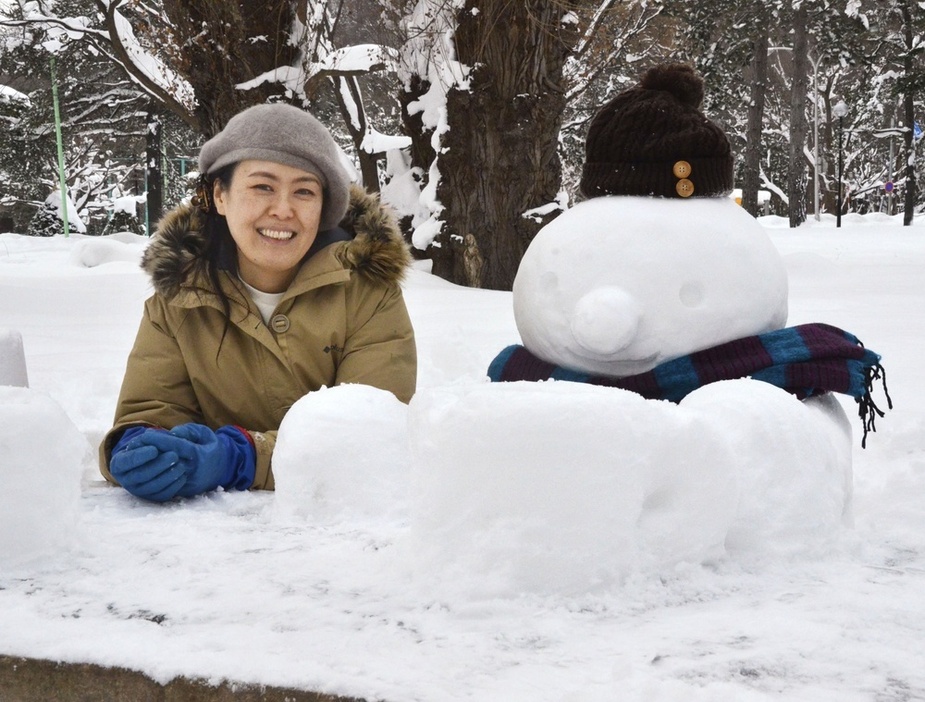 田中宏美さんと雪だるまの男の子＝札幌市の円山公園（2024年1月）