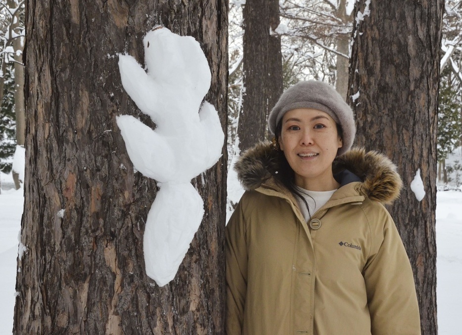 　田中宏美さんと雪のエゾリス＝札幌市の円山公園（2024年1月）