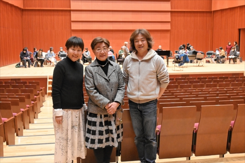 演奏会に向け準備を進める（左から）松崎さん、浅川さん、千葉さん