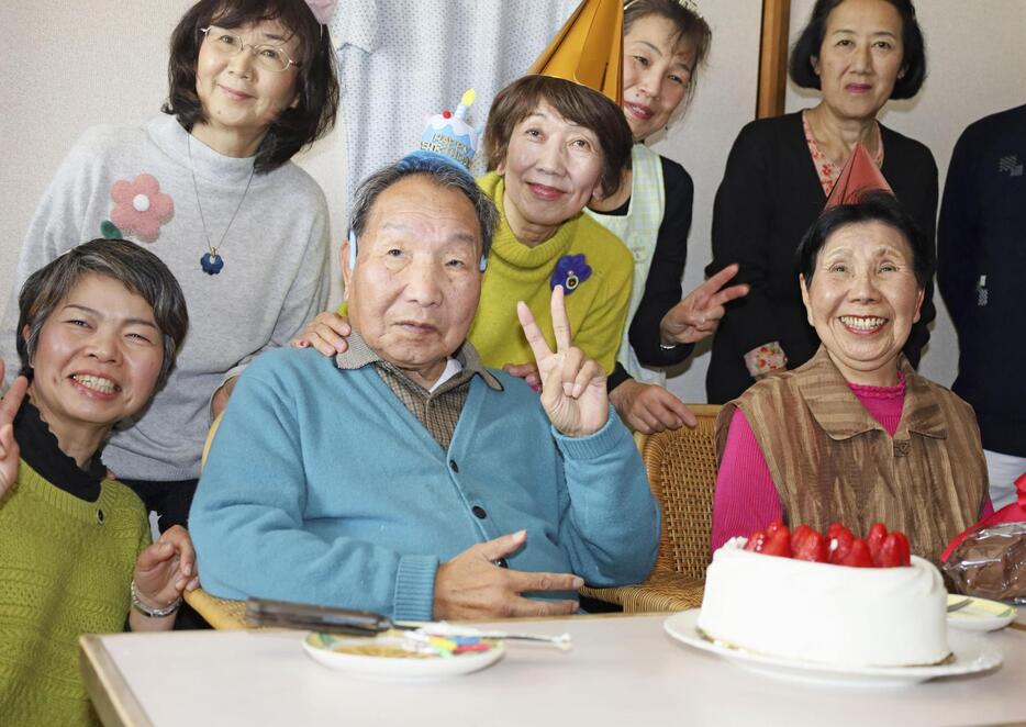 88歳の誕生日を迎え、姉ひで子さん（前列右）らと記念写真に納まる袴田巌さん（同中央）＝10日午後、浜松市