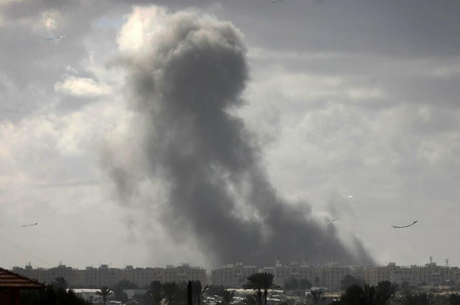 パレスチナ自治区ガザ南部ハンユニスでイスラエル軍の攻撃後に上る煙＝4日（ゲッティ＝共同）