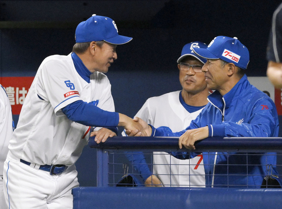 ロッテにサヨナラ勝ちし、和田コーチ（右）と握手する中日の立浪監督＝バンテリンドーム