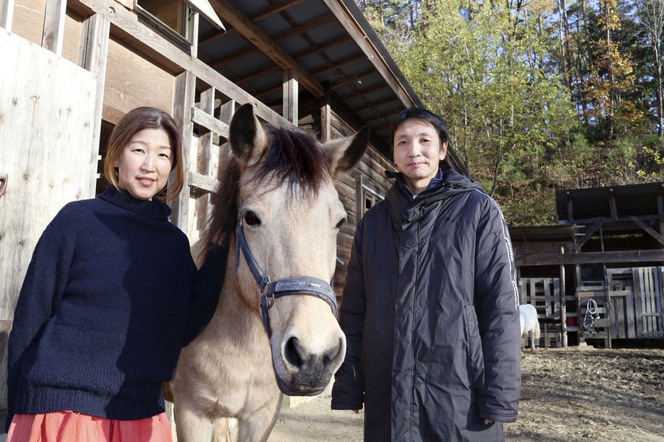 児童発達支援・放課後等デイサービス「てんま」の運営に携わる島田恵太さんと妻の奈穂子さん＝2023年11月、長野県泰阜村