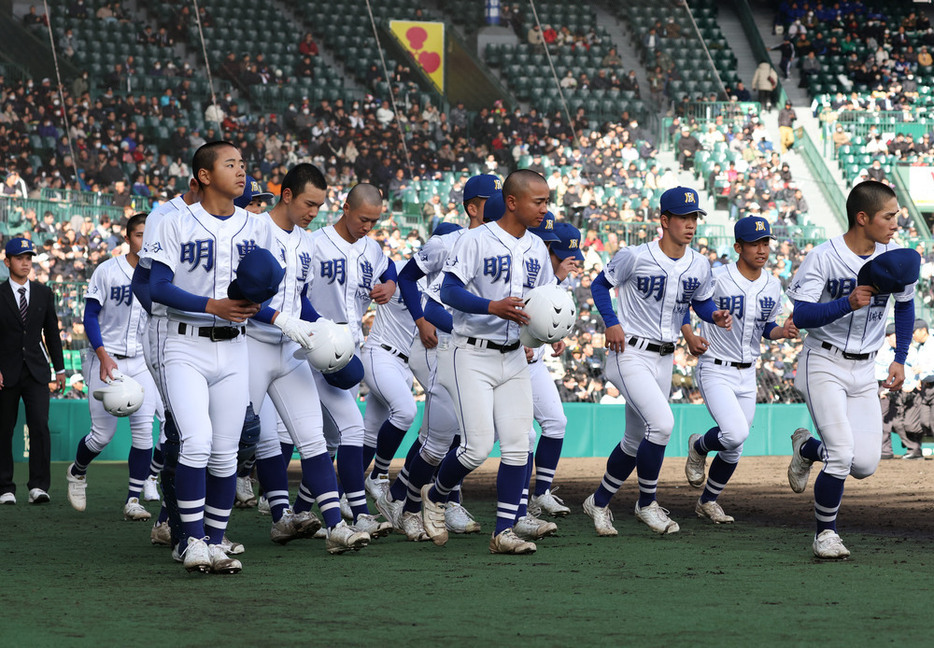 【明豊―健大高崎】健大高崎に敗れアルプス席にあいさつに向かう明豊の選手たち＝阪神甲子園球場で、喜屋武真之介撮影