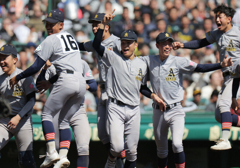 【広陵－青森山田】サヨナラ勝ちし喜ぶ青森山田の選手たち＝阪神甲子園球場で2024年3月27日、喜屋武真之介撮影