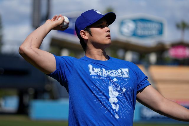 試合前にキャッチボールをした大谷翔平選手（写真：AP/アフロ）