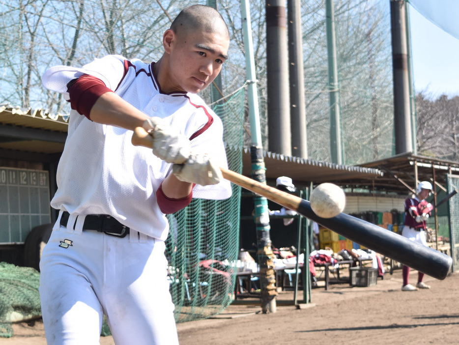 打撃練習する池田翔吾中堅手（２年）＝茨城県土浦市中村西根の常総学院野球部グラウンドで２０２４年２月１８日、川島一輝撮影