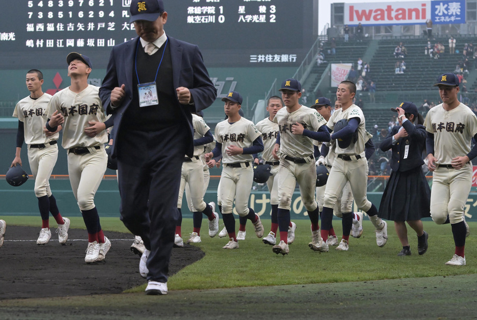 阿南光に敗れグラウンドを後にする熊本国府の選手たち＝山崎一輝撮影