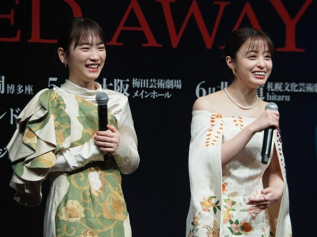 舞台『千と千尋の神隠し』製作会見に登壇した川栄李奈さん、橋本環奈さん