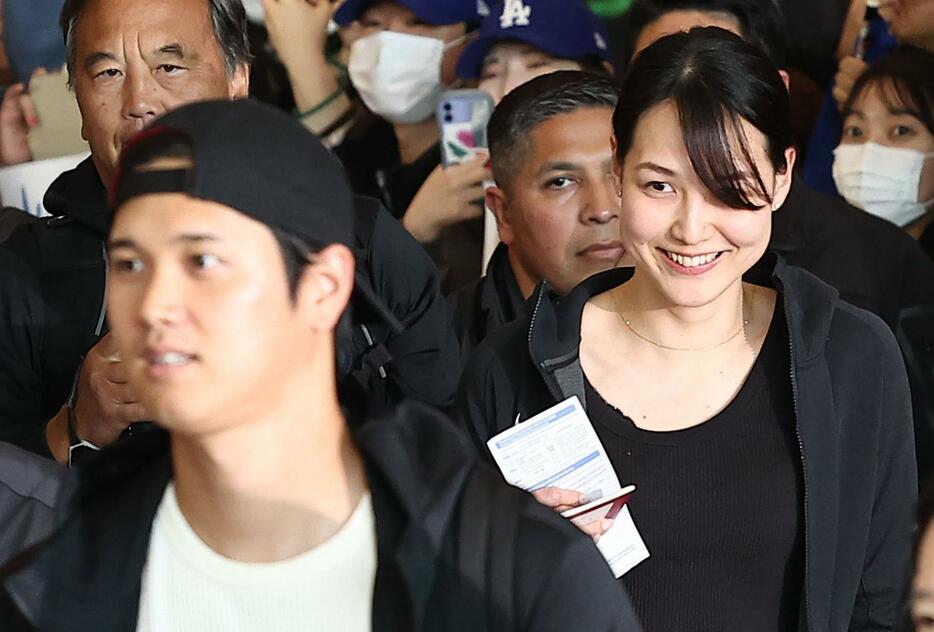 大谷翔平は新妻と一緒に韓国に上陸。出迎えの仁川空港は大騒ぎになった（写真：YONHAP NEWS/アフロ）
