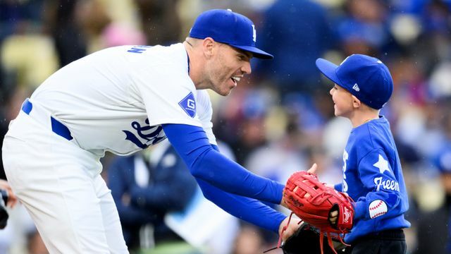 ドジャースのフレディ・フリーマン選手の息子チャーリーくんが始球式に登板(写真：USA TODAY Sports/ロイター/アフロ)