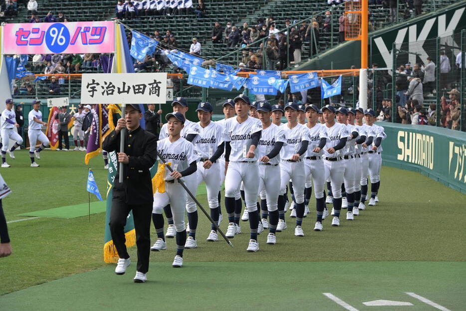 堂々と入場行進する宇治山田商の選手たち＝阪神甲子園球場で２０２４年３月１８日、山崎一輝撮影