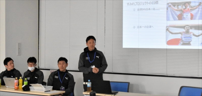 指導方針を伝える代表兼コーチの安西さん（右）。隣はヘッドコーチの角田さん