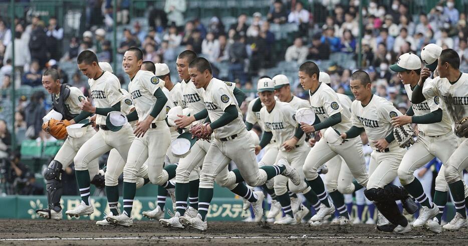 中央学院を破り決勝進出を決め、駆け出す報徳学園ナイン＝甲子園