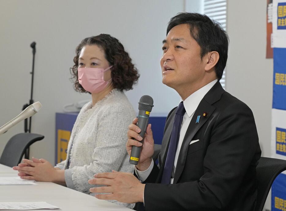 会談後、取材に応じる国民民主党の玉木代表（右）と連合の芳野友子会長＝19日午前、国会