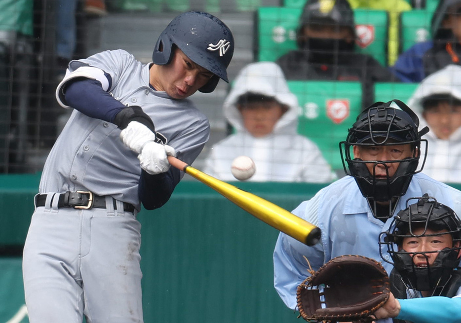 【京都外大西―山梨学院】九回表京都外大西１死、田中が右中間二塁打を放つ＝兵庫県西宮市の阪神甲子園球場で、滝川大貴撮影