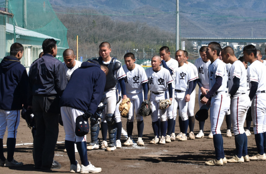 １試合目を終え、山梨校（手前）の選手とともにあいさつする日本航空石川の選手たち＝山梨県甲斐市で２０２４年３月２日、大和田香織撮影