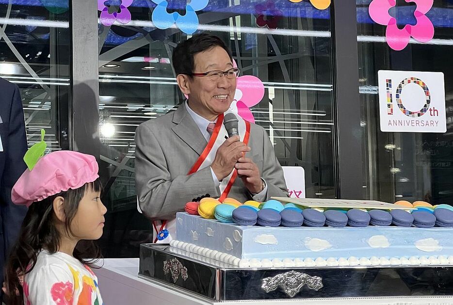 ［写真］あべのハルカス近鉄本店の一日店長を務めたオール阪神さん