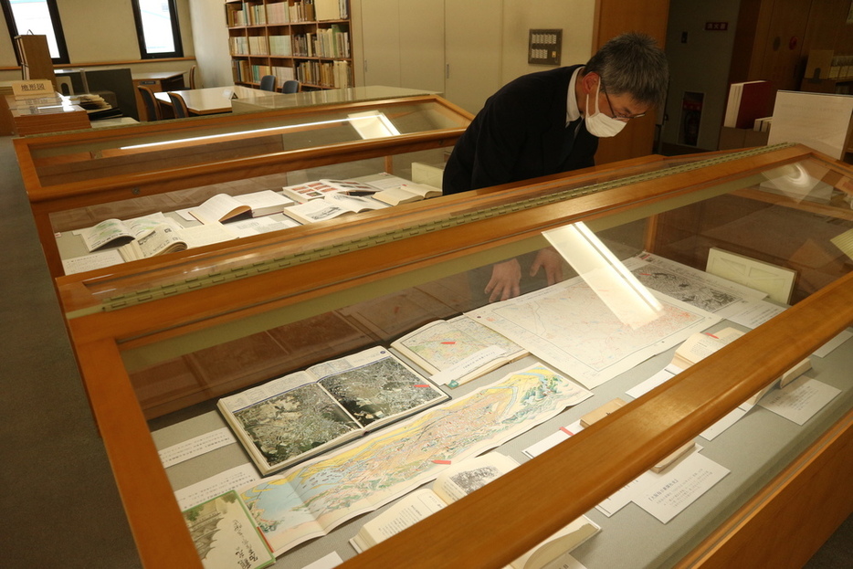 センバツの関連書籍を展示している「名古屋で始まったセンバツ高校野球」展＝名古屋市中区三の丸の県図書館で２０２４年３月１５日、黒尾透撮影