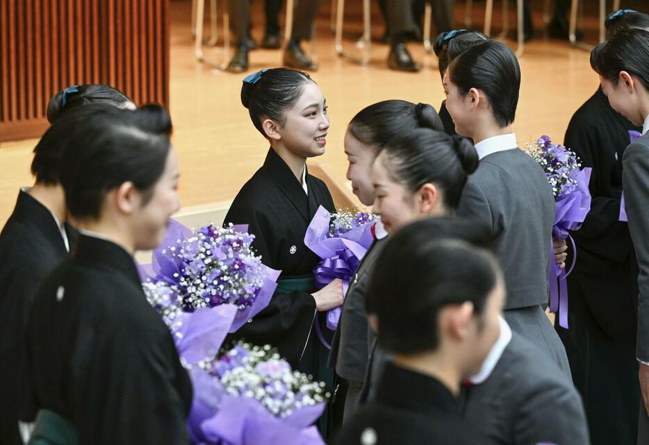 卒業式でブーケを受け取る卒業生＝1日午前、兵庫県宝塚市