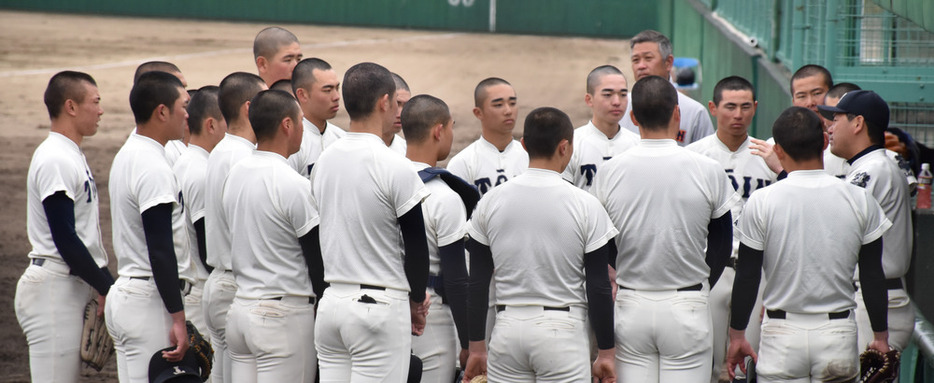 関西学院高との練習試合後、ミーティングに臨む大阪桐蔭の選手ら＝大阪府大東市の龍間グリーンフィールドで、小坂春乃撮影