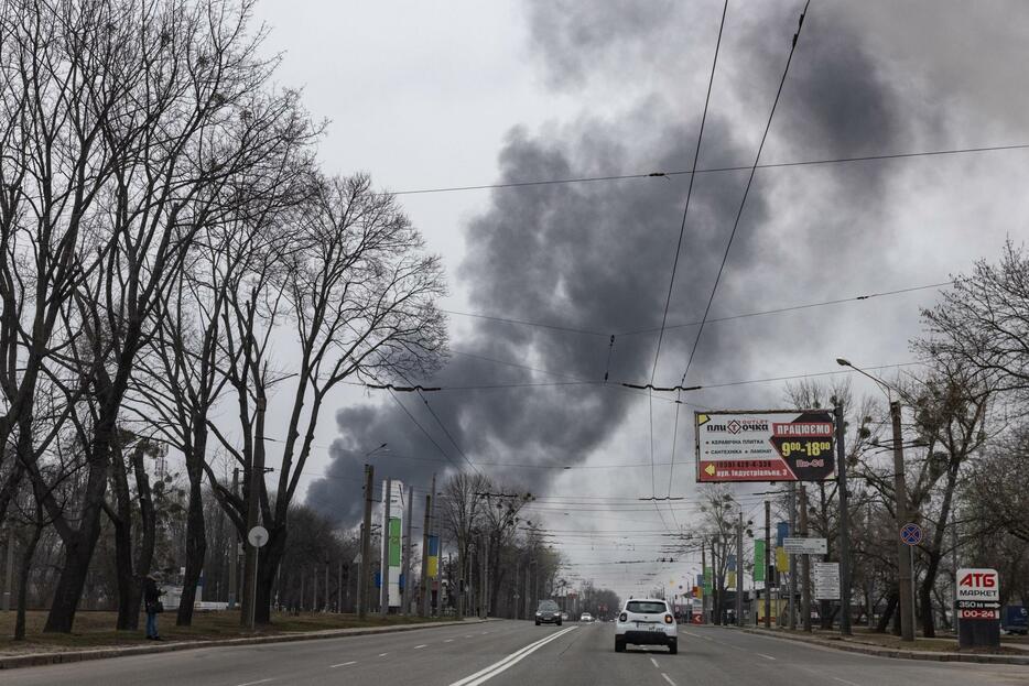 22日、ウクライナ東部ハリコフで、ロシア軍の攻撃後に立ち上る煙（ゲッティ＝共同）