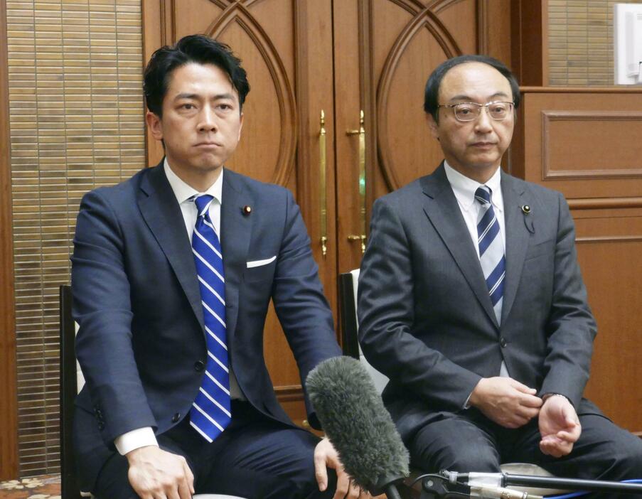 記者会見する自民党の小泉元環境相（左）＝30日午前、横浜市