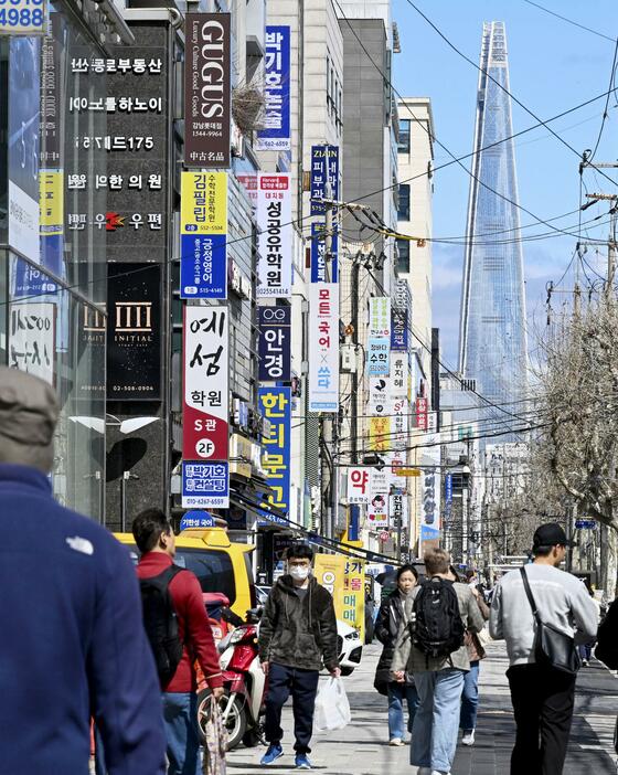 学習塾が集まるソウルの通り＝26日（共同）