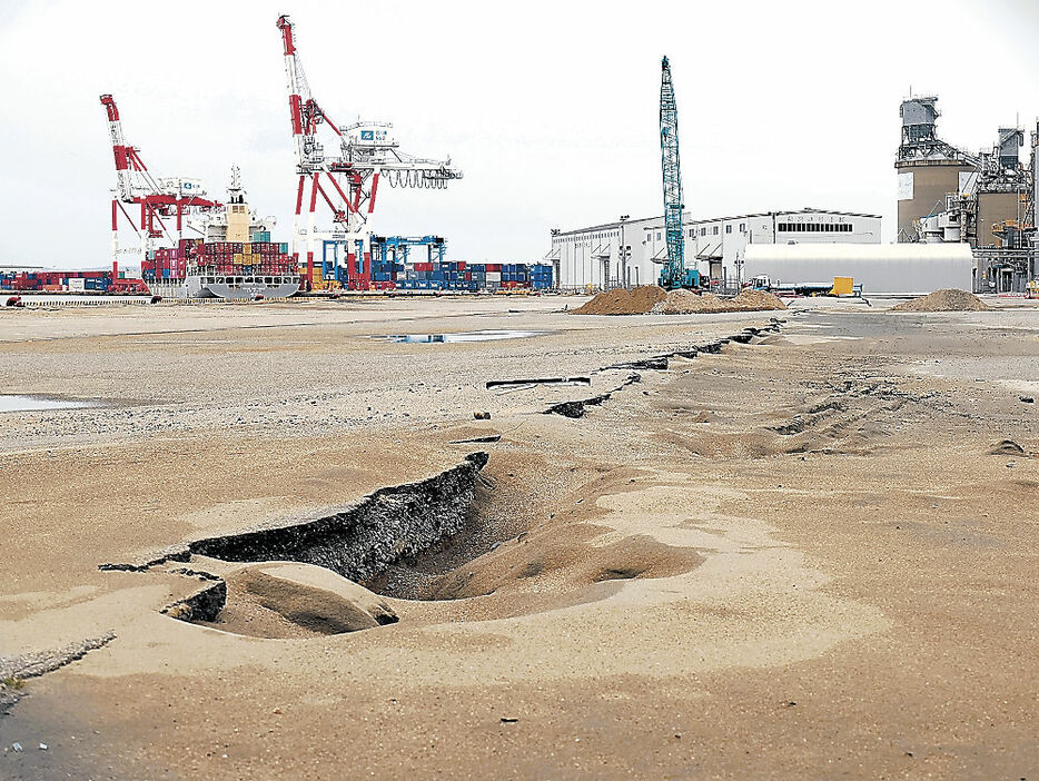 能登半島地震で戸水埠頭の岸壁や物揚場が損傷した金沢港＝１１日、金沢市