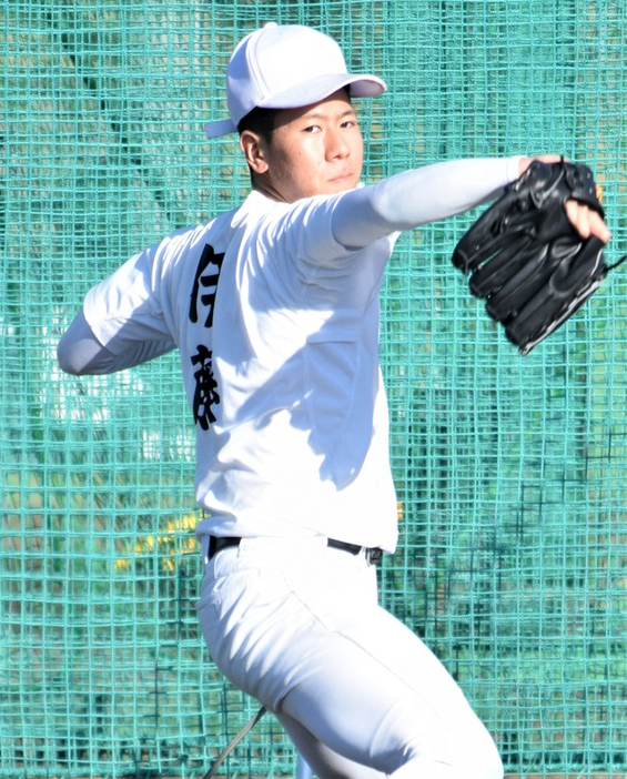 報徳学園の伊藤功真投手（２年）＝兵庫県西宮市で、稲田佳代撮影