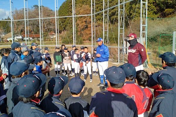 野球教室で指導する山井さんと阿部内野手＝２０２３年１２月、宮城県気仙沼市