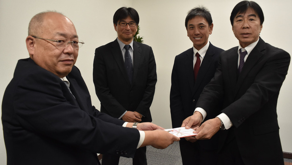 常総学院の壁谷恵校長（右端）と松林康徳部長（右から２人目）、島田直也監督（同３人目）に激励金を手渡す県高野連の深谷靖会長＝茨城県土浦市中村西根の常総学院で２０２４年３月１１日、川島一輝撮影