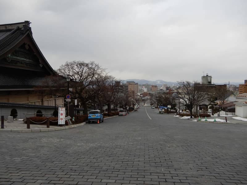 延焼を免れた東本願寺函館別院（左）。中央は幅が約３６㍍もある二十間坂＝３月１４日